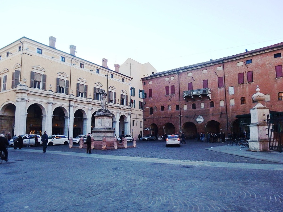 Piazza Savonarola a Ferrara, dove dal 1881 si trova la Birraria Giori