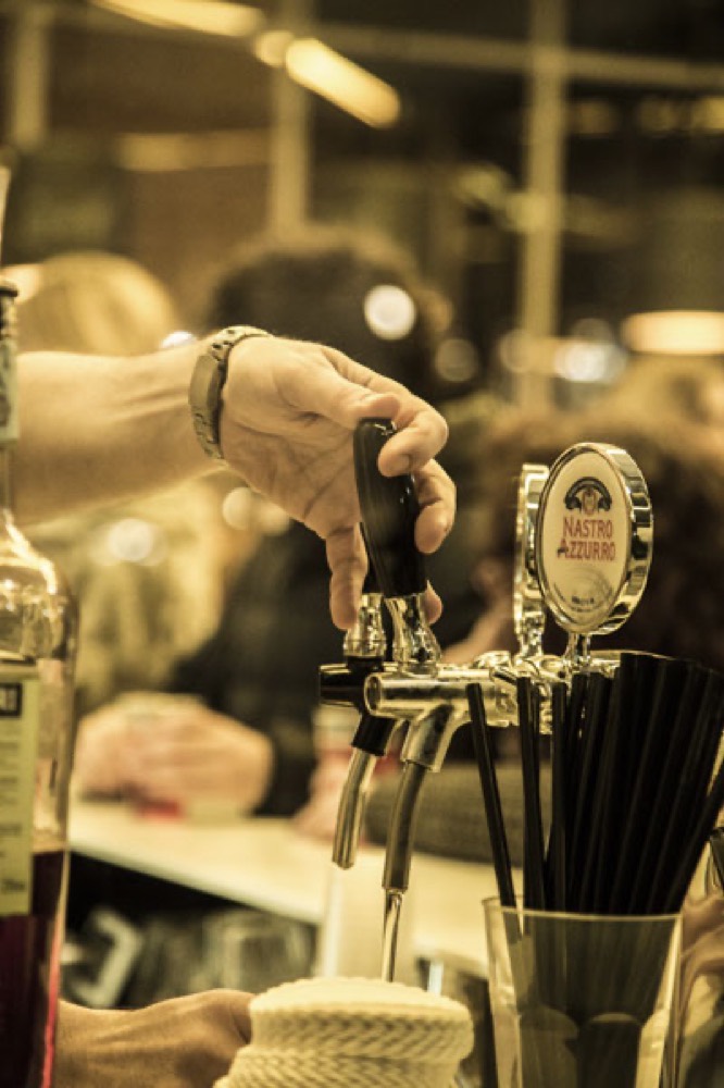 Frisch gezapftes Bier am Tresen der Birraria Giori