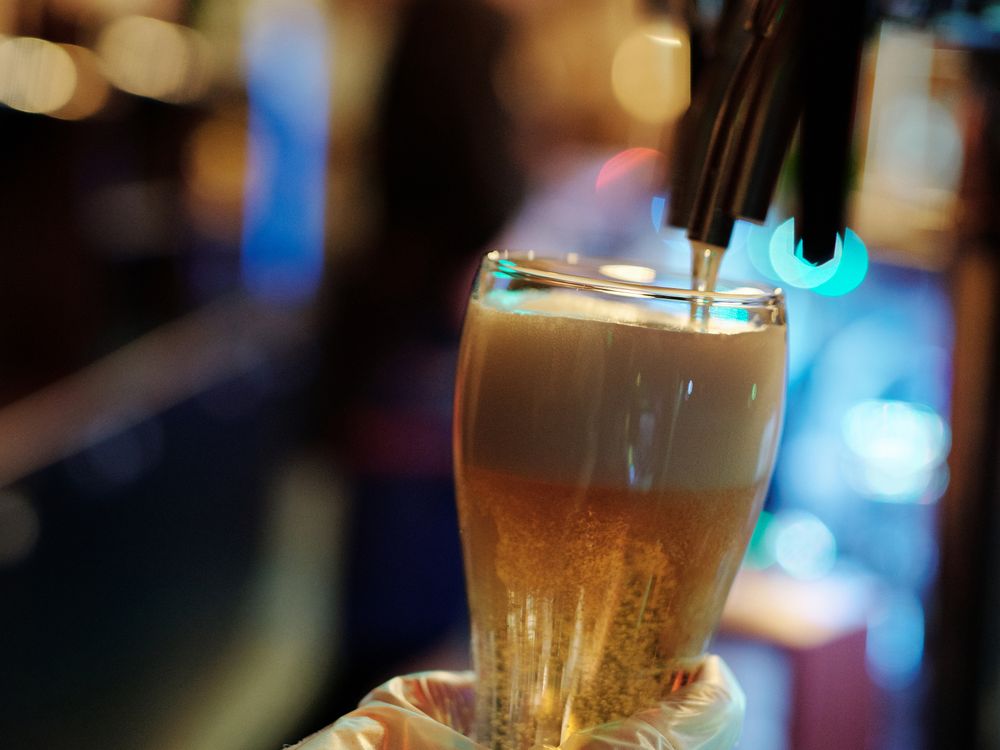 Birra alla spina versata fresca al banco