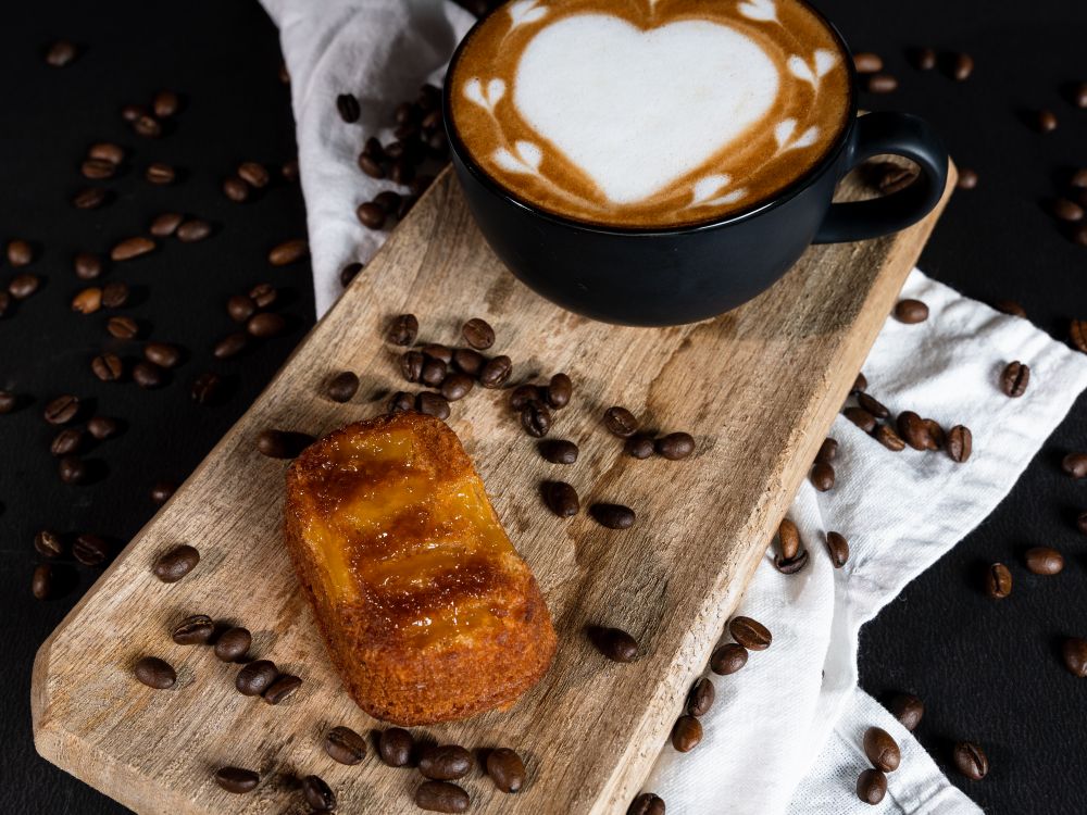 Cappuccino e pasticceria per la colazione