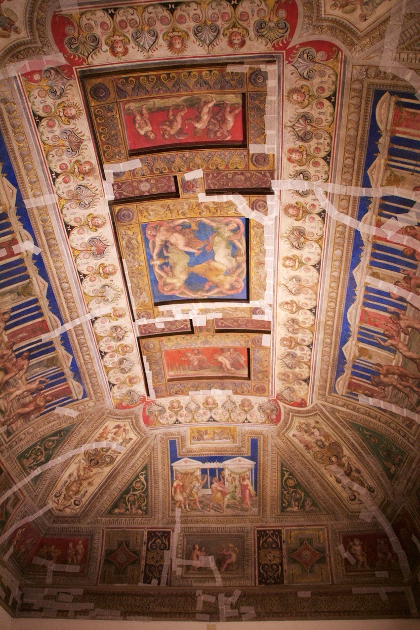 Soffitto affrescato del Castello Estense di Ferrara, simbolo della città che ospita la Birraria Giori